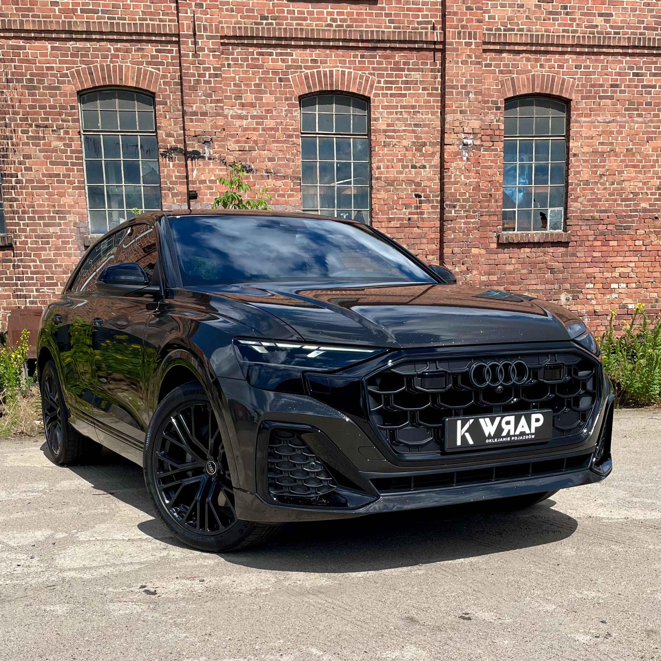 zmiana koloru z koloru białego na czarny w audi q8 - efekt końcowy. realizacja - kwrap sulechów