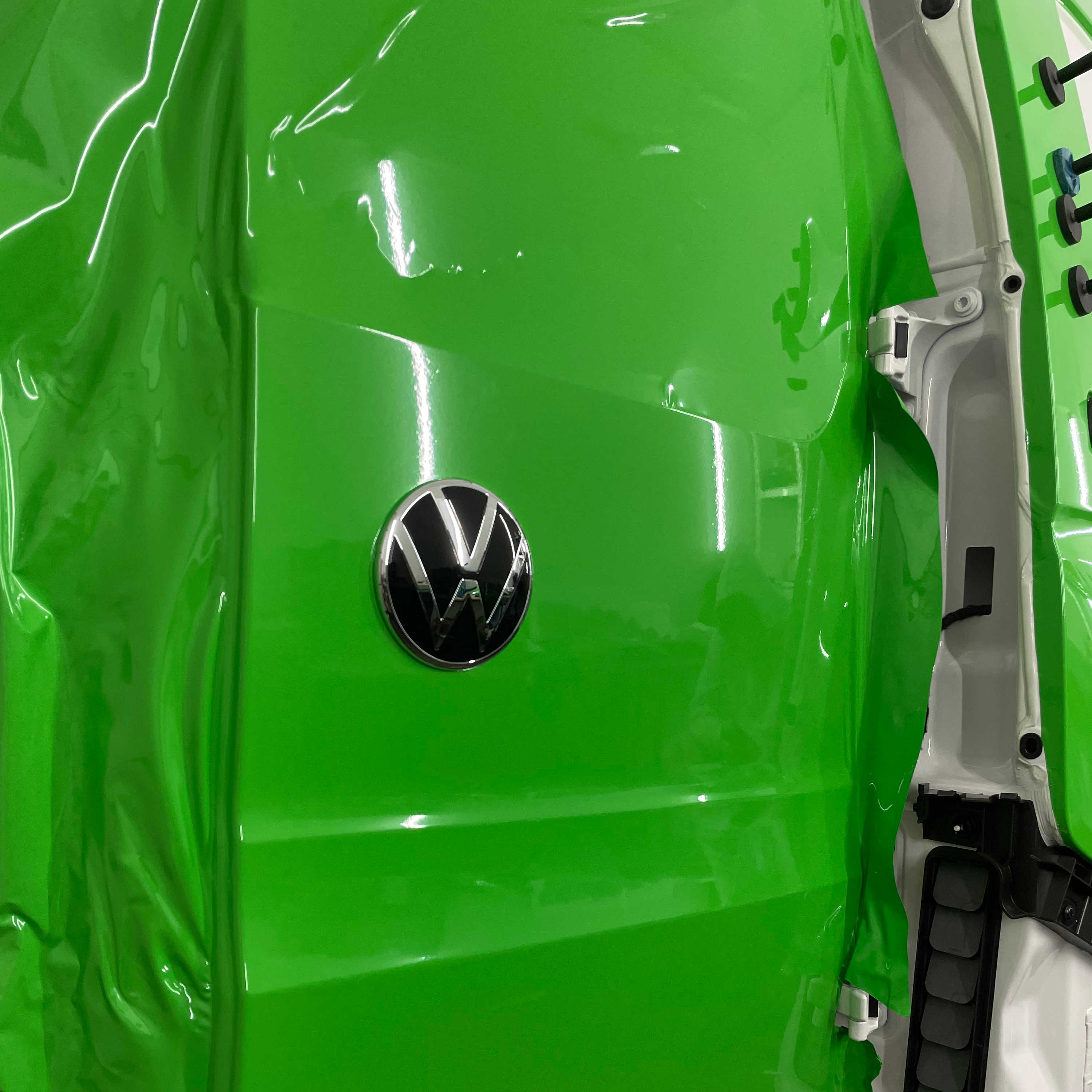 zmiana koloru z białego na zielony w samochodzie volkswagen transporter. realizacja - KWrap Sulechów