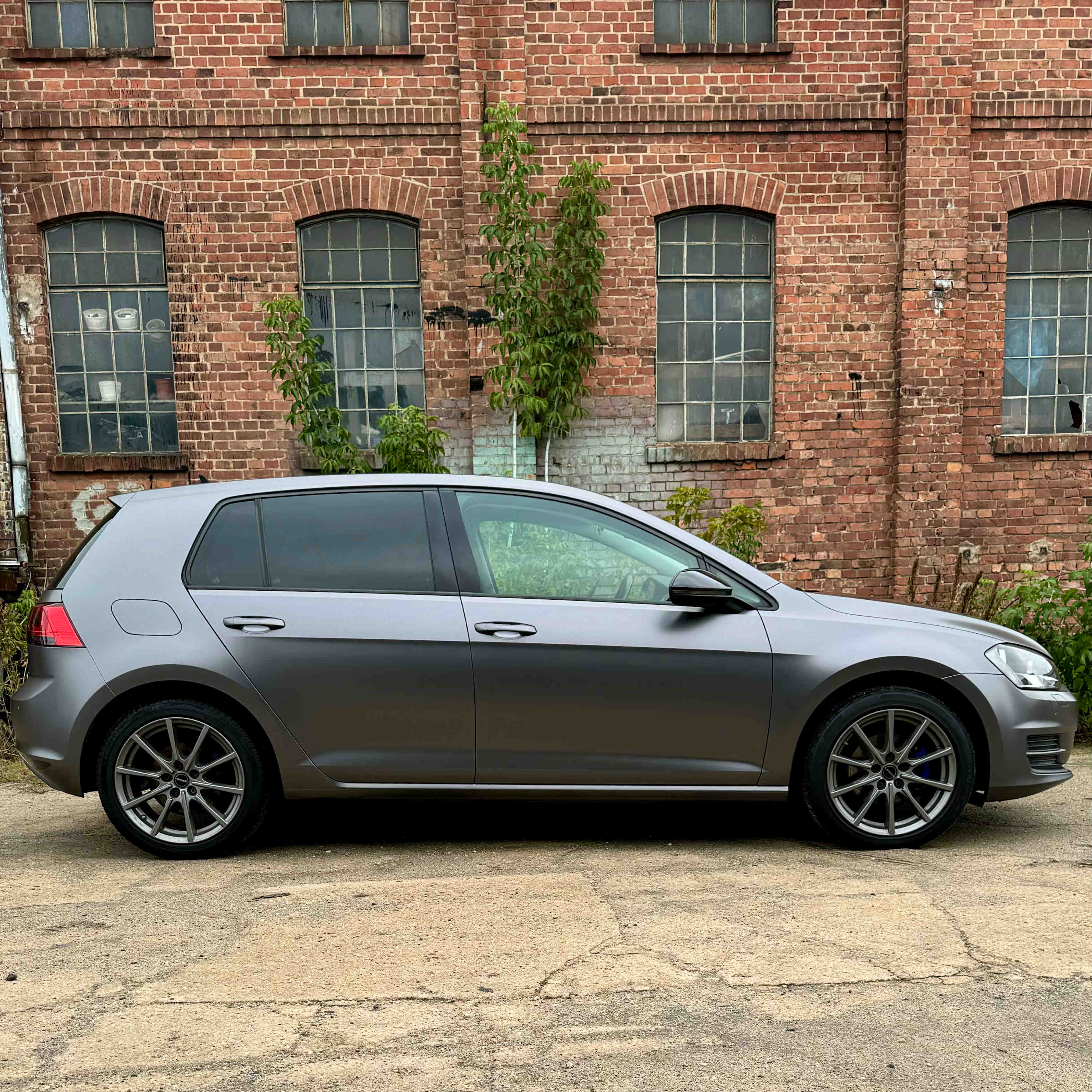 zmieniony kolor volkswagena golfa 7 na kolor stalowy satynowy. prezentacja boku volkswagena golfa 7. realizacja - kwrap sulechów