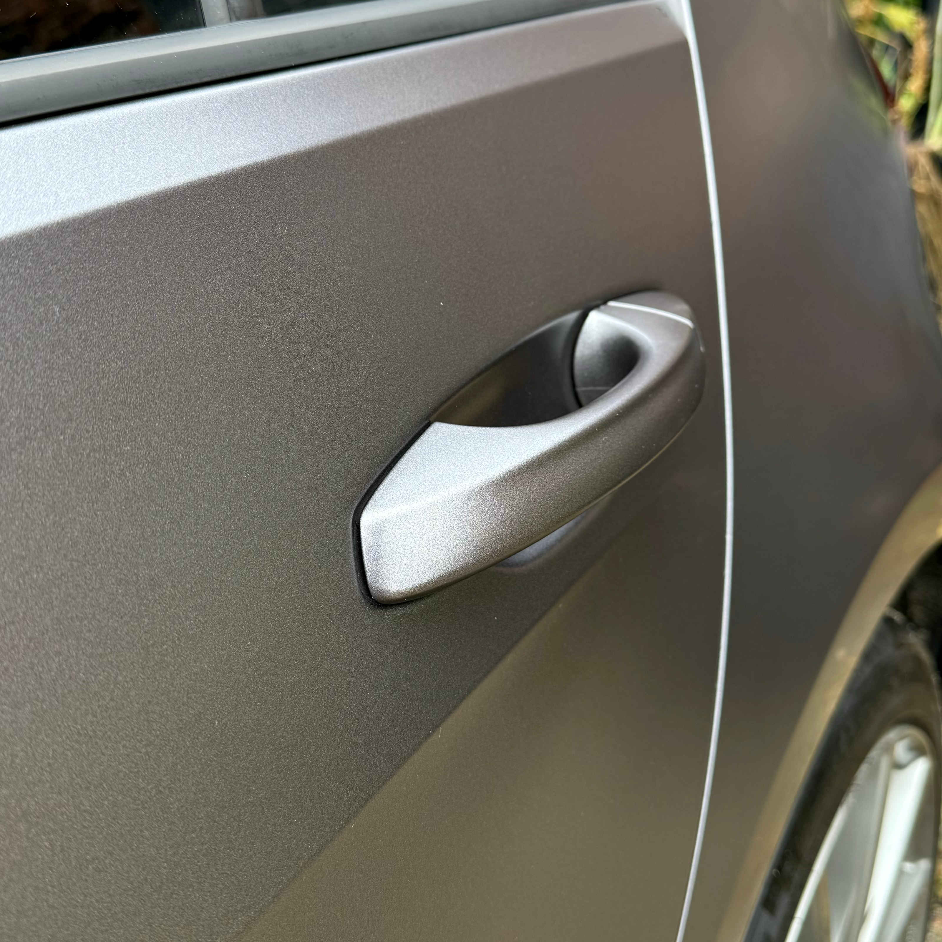 zmieniony kolor volkswagena golfa 7 na kolor stalowy satynowy. prezentacja klamki oraz drzwi tylnich. realizacja - kwrap sulechów