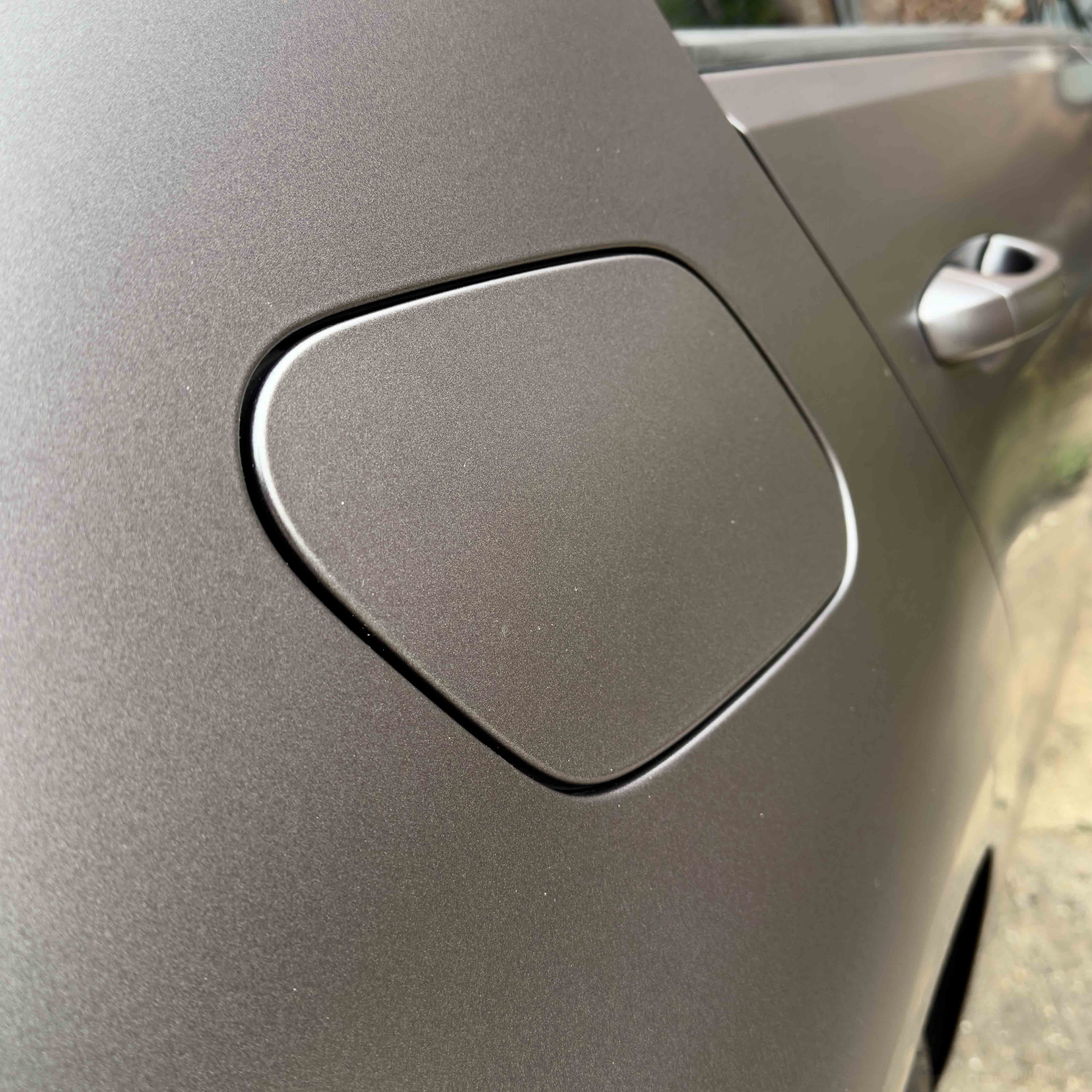 zmieniony kolor volkswagena golfa 7 na kolor stalowy satynowy. prezentacja precyzyjnego cięcia folii w szparach klapki wlewu paliwa volkswagena golfa 7. realizacja - kwrap sulechów