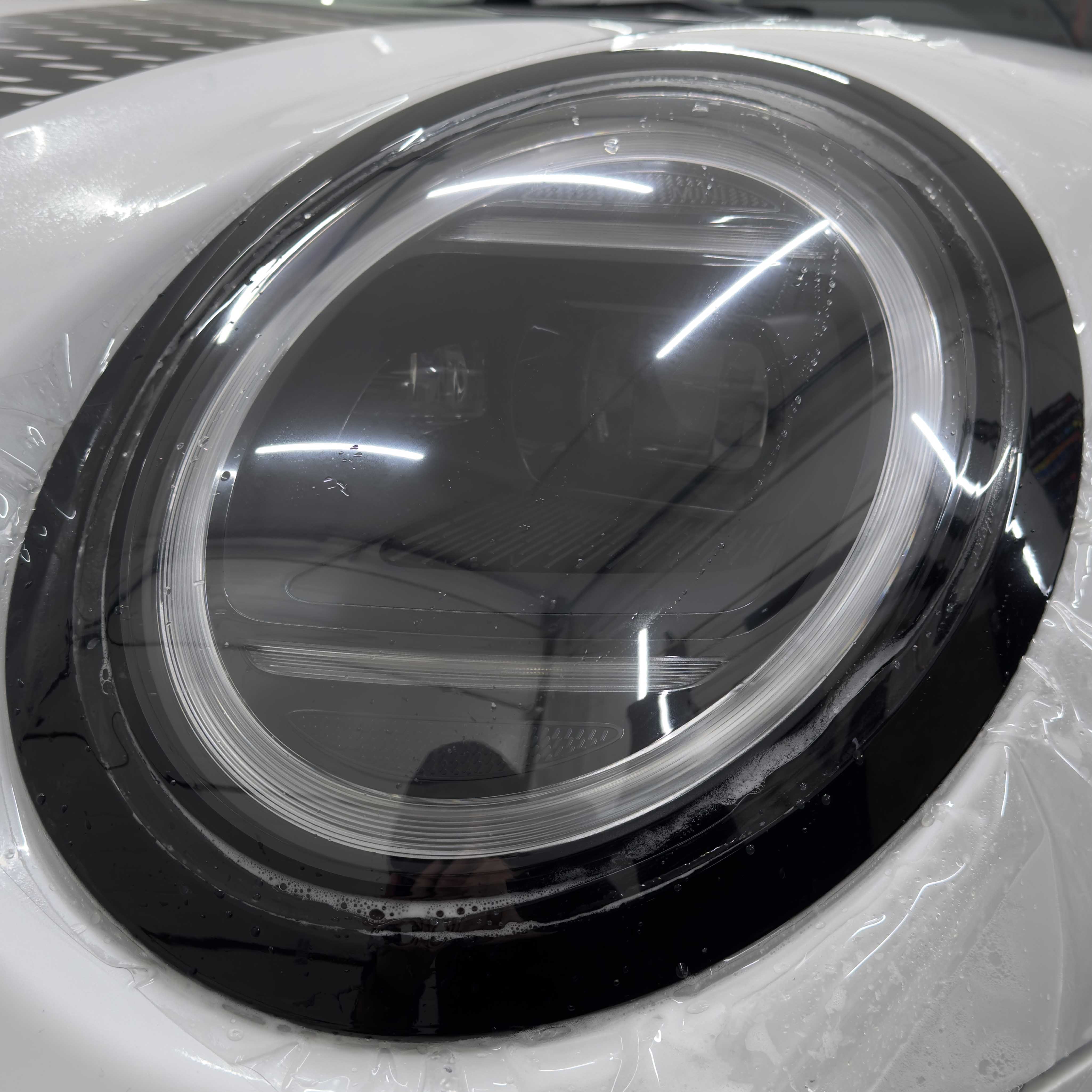 zabezpieczenie ppf na reflektorze w mini cooper S. realizacja - KWrap Sulechów